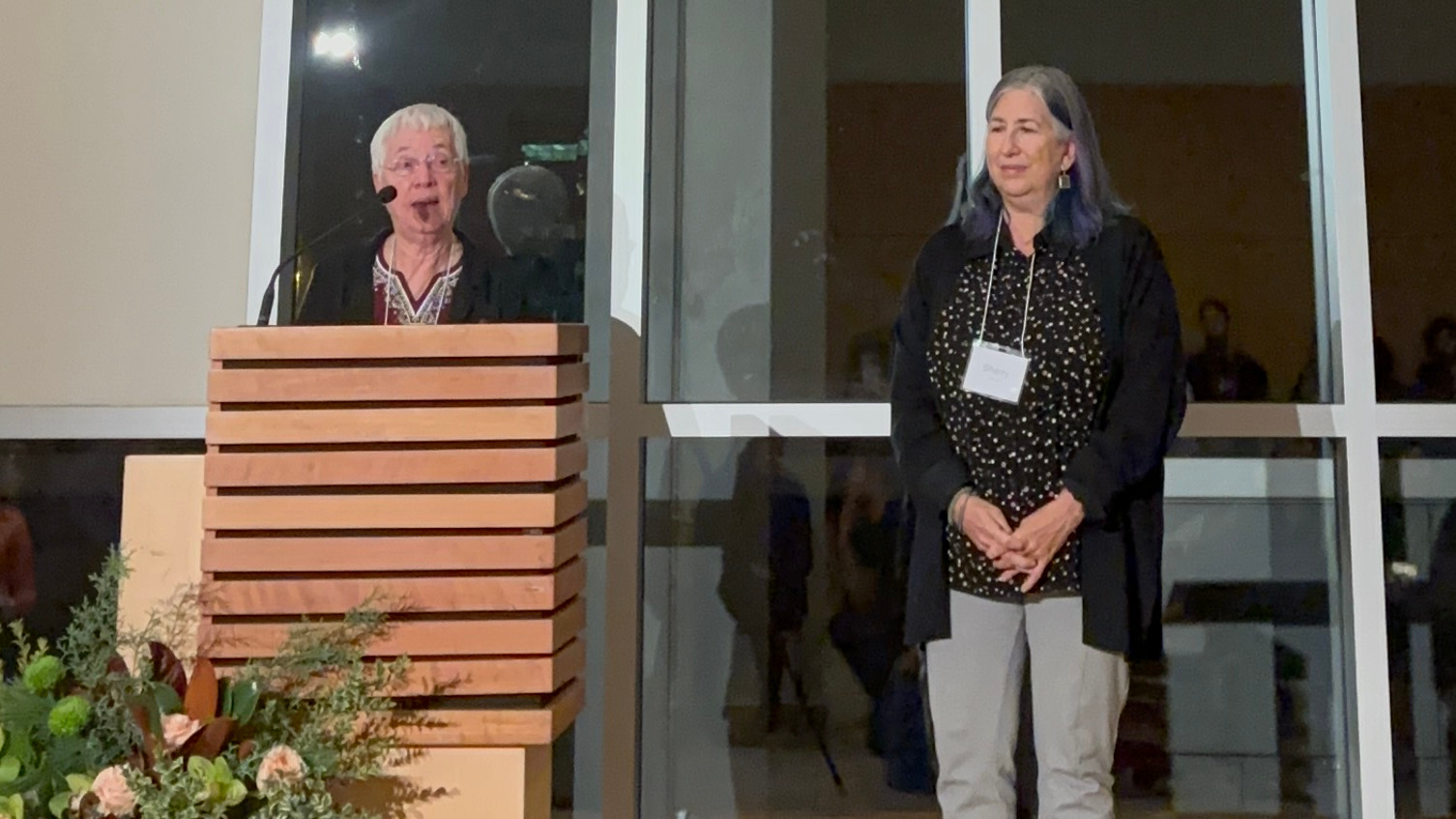 La hermana Lois Anne Bordowitz y Sharry Aiken, en la ceremonia del Premio Guthrie 2023.